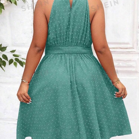 SHEIN Privé Plus Size Women'S Waist Cinched Halter Neck Sleeveless Dress - Picture 2 of 3